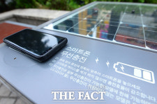 [TF포토] 신촌에서 태양광으로 스마트폰 충전해봐요~