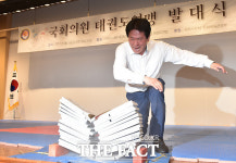 [TF포토] 이동섭 의원, 힘찬 격파...국회는 내가 지킨다!