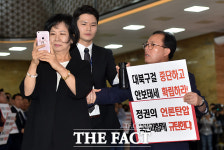 [TF사진관] 손혜원을 막아라! 다급한 자유한국당 의원들