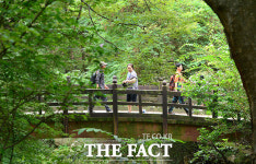 [TF포토] 미세먼지에도 북적북적, 도봉산 찾은 시민들