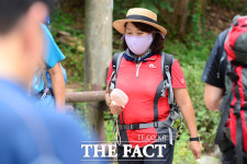 [TF포토] 미세먼지에도 북적북적, 도봉산 찾은 시민들