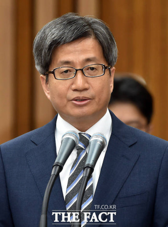 [TF포토] 선서하는 김명수 대법원장 후보자