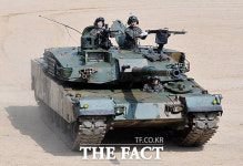 [TF포토] K-1 전차 탑승 추미애, 안보전선 이상무