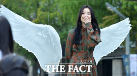 [TF사진관] 천사 날개 한효주, 어색함에 갈 곳 잃은 손(?)