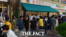 [TF포토] 인산인해 명절 앞둔 홍어집의 진풍경
