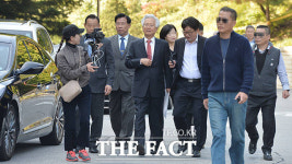 [TF포토] 문 대통령 명예훼손 고영주, 경호 속 법원 출석