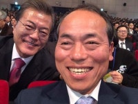  [TF화제] 김윤식 시흥시장 셀카에 문재인 대통령 우정(?)출연 왜