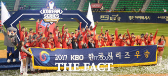 [TF포토] KIA 한국시리즈 우승, 헹가레 받는 김기태 감독