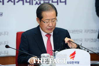 [TF포토] 홍준표, 박근혜 전 대통령 출당 결정