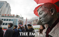 [TF포토] 전태일 47주기, 평화시장 지키는 전태일에게 노동조합을!