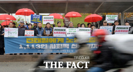 [TF포토] 전태일 47주기, 평화시장 지키는 전태일에게 노동조합을!