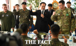 [TF포토] 국방부 장관 최초…군사분계선 앞 초소 방문