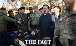 [TF포토] 국방부 장관 최초…군사분계선 앞 초소 방문