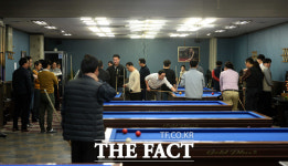 [TF사진관] 자욱한 연기는 사라지고…금연구역 지정된 당구장 풍경