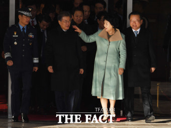 [TF사진관] '내조의 여왕' 김정숙 여사, '머리부터 발끝까지 철통관리!'