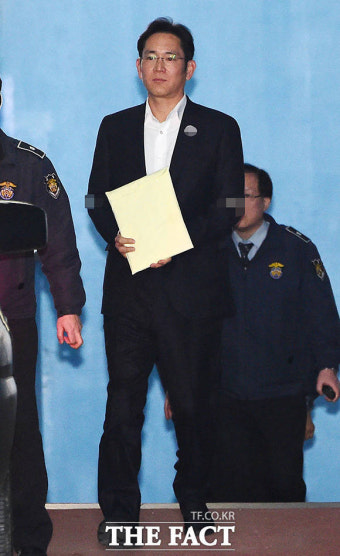[TF포토] 오전 재판 마친 이재용 부회장
