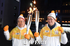 [TF포토] 평창 올림픽 성화 봉송주자로 나선 조양호 회장