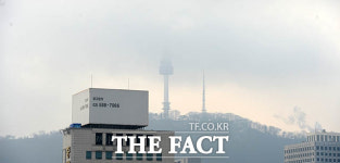 [TF포토] 미세먼지에 가려진 남산타워