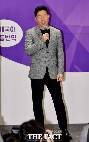 [TF사진관] 유해진, '미녀모델 등장에 젠틀한 리드'