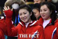 [TF포토] 환상적인 응원전 펼치는 북한 미녀 응원단