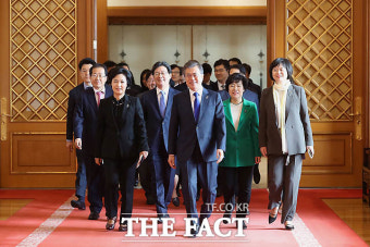 [TF포토] 문재인 대통령, 여야 정당대표와 오찬 회동
