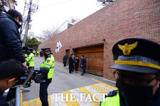 [TF포토] 소환 임박 분주한 MB 자택 앞