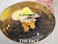 [TF포토] 북한 옥류관 냉면 맛보는 남측예술단