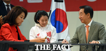[TF포토] '배현진 챙기는 김성태 원내대표'