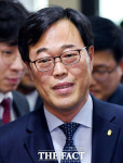 [TF포토] 미소 띠는 김기식 금감원장