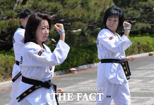 [TF포토] 나경원-손혜원, 여야의 품새 대결