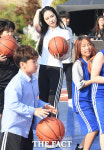 [TF포토] 손나은, 골대를 향한 힘찬 슈팅!