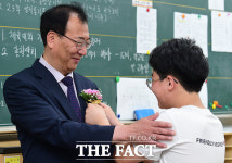 [TF포토] 정성으로 전하는 스승의 날 선물…선생님 감사합니다!
