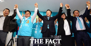 [TF포토] 박종진, 손학규와 함께 만세 외치며 선거 사무소 개소!