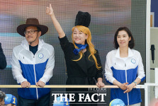 [TF포토] 사전투표 독려하는 평화철도 111 유세단