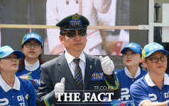 [TF포토] 사전투표 독려하는 평화철도 111 유세단