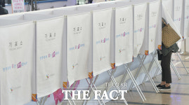[TF포토] '출근길에 사전투표소 찾은 유권자들'