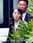 [북미회담 현장] '다급한 표정으로 호텔 나서는 김여정'