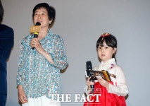 [TF포토] 우리 닮았나요?…실제 아일라와 영화 속 아일라