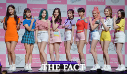 [TF포토] 컴백 모모랜드, 알록달록 매력 발산