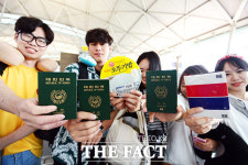 [TF포토] 우정과 추억을 동시에…해외로 휴가 떠나요!