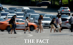 [TF포토] 폭염경보 서울, 열기로 후끈 달궈진 아스팔트