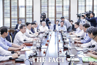 [TF포토] 文 대통령 '2020년 최저임금 1만원 무산' 공식사과
