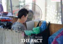 [TF사진관] 한증막 같은 더위에 한산한 재래시장