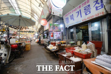 [TF사진관] 한증막 같은 더위에 한산한 재래시장