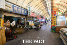 [TF사진관] 한증막 같은 더위에 한산한 재래시장