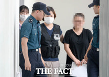 [TF포토] 동두천 관내 어린이집 차량사고…조사받고 나오는 교사들