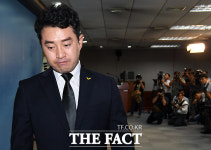 [TF포토] 입술 깨문 최석 정의당 대변인