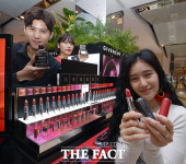 [TF포토] 현대백화점 본점 '지방시 뷰티 국내 1호 매장 오픈'