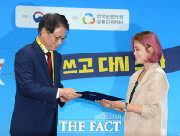 [TF포토] 솔비 빈병 재사용 앞장설게요!