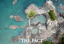 [TF포토] 쪽빛 바다와 기암 절경...폭염 날리는 황우지 선녀탕